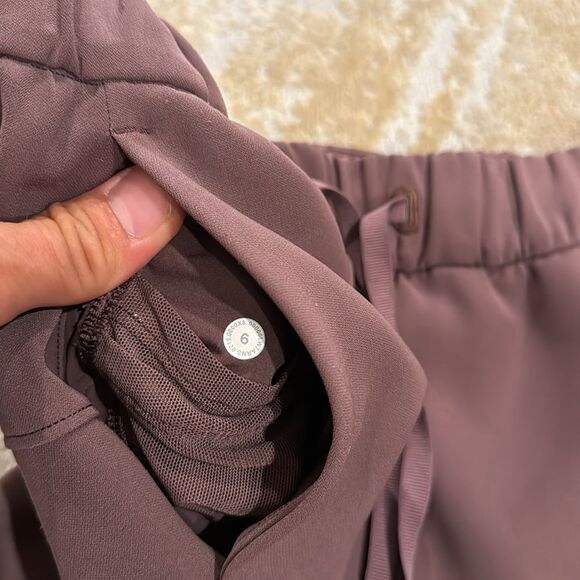 Lululemon On The Fly Short 2.5" Womens size 6 Cherry Cola in GUC - Picture 5 of 7